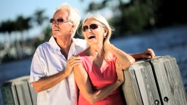 Здоровые пожилые пары на открытом воздухе — стоковое видео