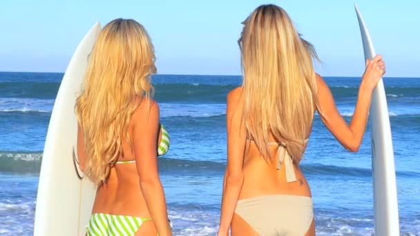 Mädchen modeln mit Surfbrettern — Stockvideo