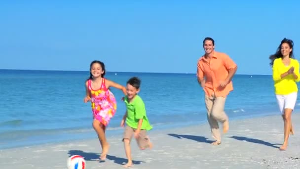 Família chutando uma bola na praia — Vídeo de Stock