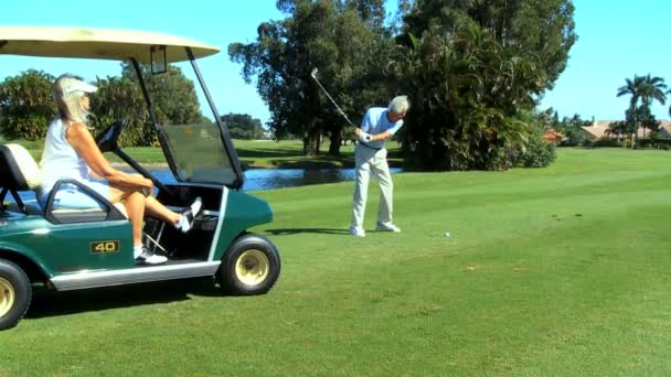 Idosos aprendendo a jogar golfe — Vídeo de Stock