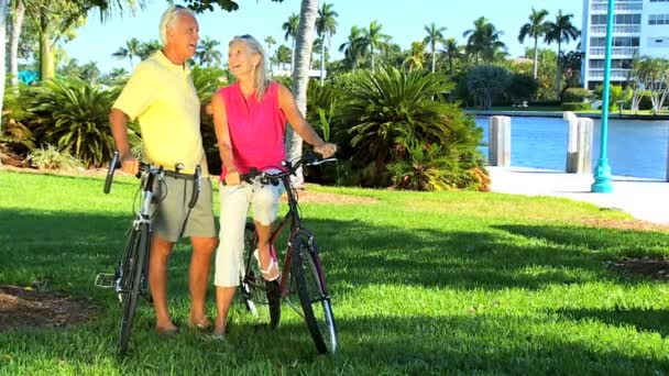 Zdravé starší pár, kteří požívají, Cyklistika — Stock video