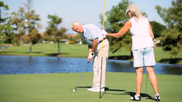 Adultos mayores sanos jugando al golf — Vídeos de Stock