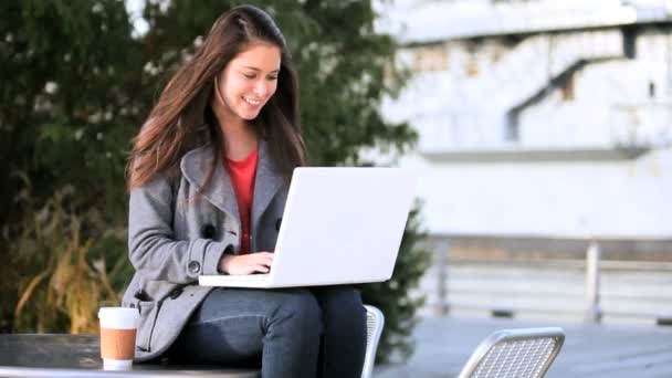 Estudante com laptop — Vídeo de Stock