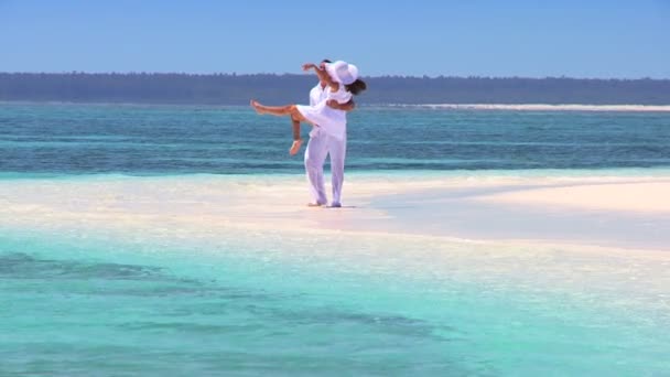 Happy Couple on Tropical Island Beach — Wideo stockowe