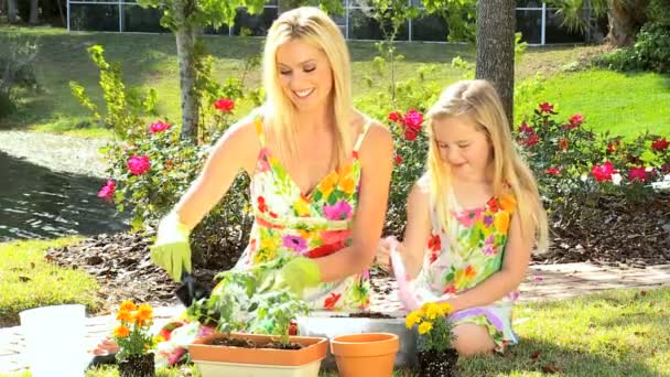 Rubia mamá & Hija jardinería — Vídeo de stock