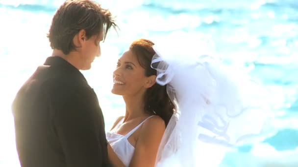 Šťastný pár po ostrově svatební obřad — Stock video