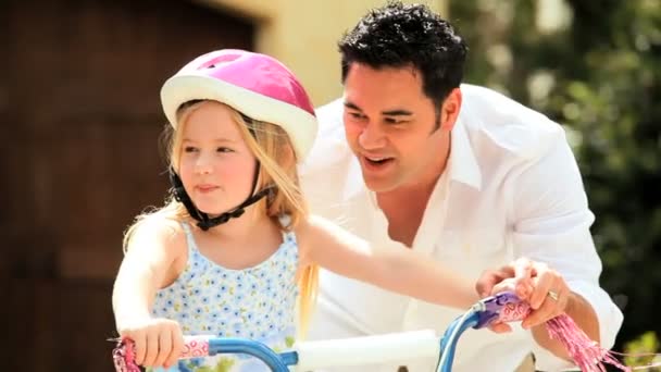 Etnia pai ensinando filha na bicicleta — Vídeo de Stock