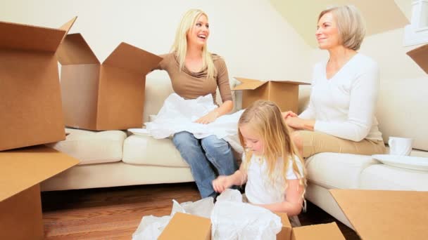 Familia femenina con cajas de cambio de casa — Vídeos de Stock