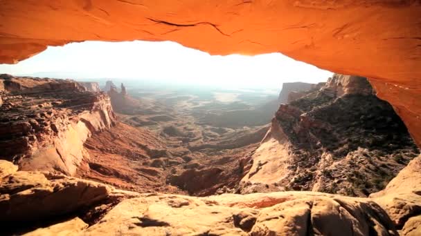 El resplandor del amanecer a través de Mesa Arch — Vídeo de stock