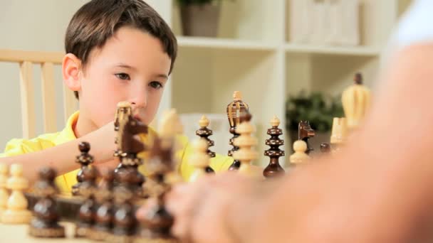 Jeune garçon caucasien jouant aux échecs — Video