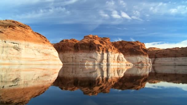 Couches de roche colorées montrant des niveaux d'eau inférieurs — Video