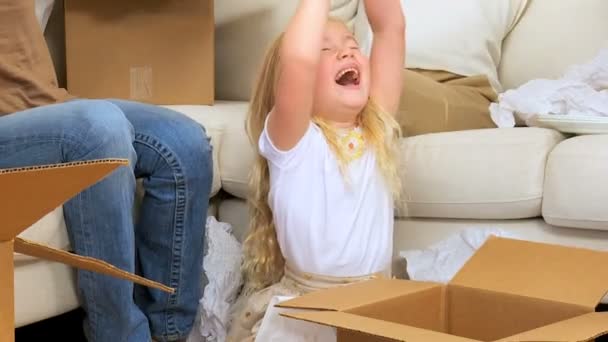 Familie vrouwen spelen met weefsel van het verplaatsen van dozen — Stockvideo