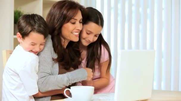 Famiglia guardando il computer portatile a casa — Video Stock