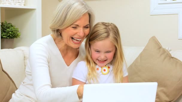 Söt liten flicka med laptop med mormor — Stockvideo