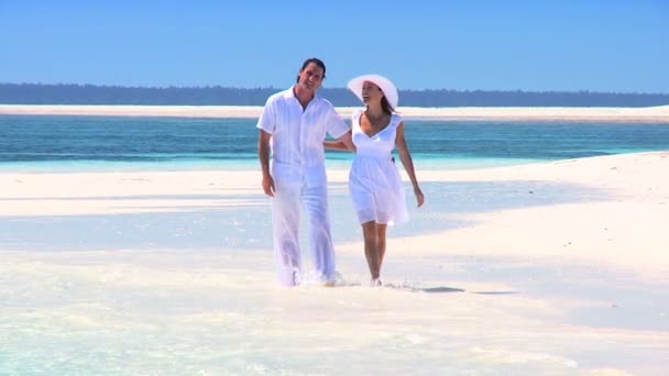 Attraktives Paar am schönen Inselstrand — Stockvideo