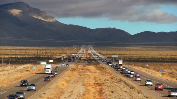 Contaminación del tráfico del desierto — Vídeos de Stock