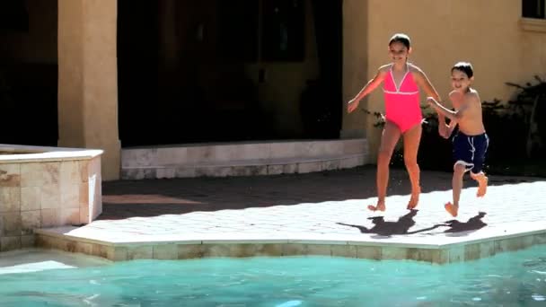 Fratelli e sorelle nella piscina per famiglie — Video Stock