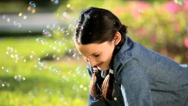 Kaukasische meisje met spelen bubbels — Stockvideo