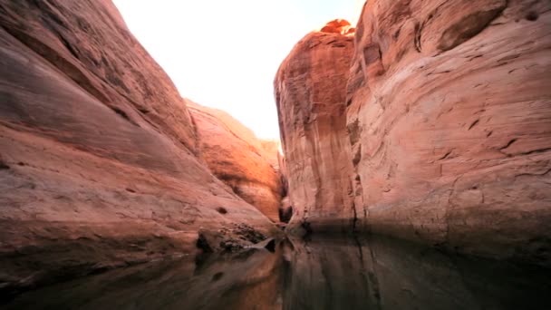 Rode zandstenen rotsen naast lake powell — Stockvideo