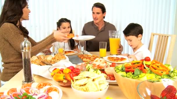Famille manger des aliments sains — Video