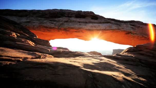 Nascer do sol no deserto através do arco de mesa — Vídeo de Stock