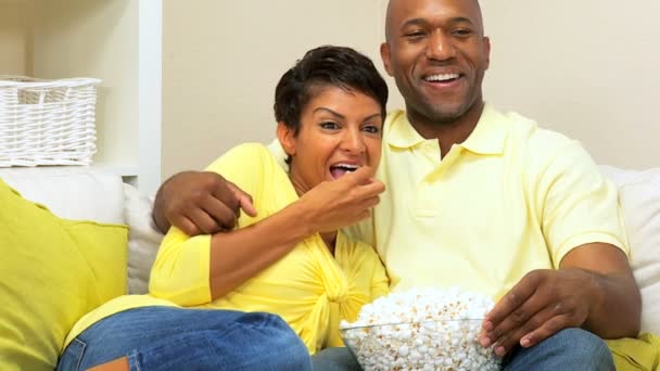 Pareja étnica Relajándose con una Película & Palomitas de maíz — Vídeos de Stock