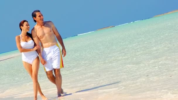 Aantrekkelijke paar in zwembroek op paradise island — Stockvideo