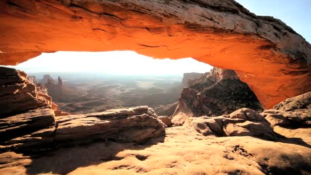 Glöd av soluppgången genom mesa arch — Stockvideo