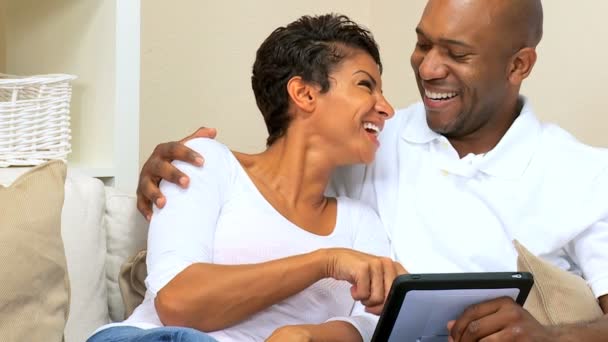 Casal étnico jovem usando tablet sem fio — Vídeo de Stock