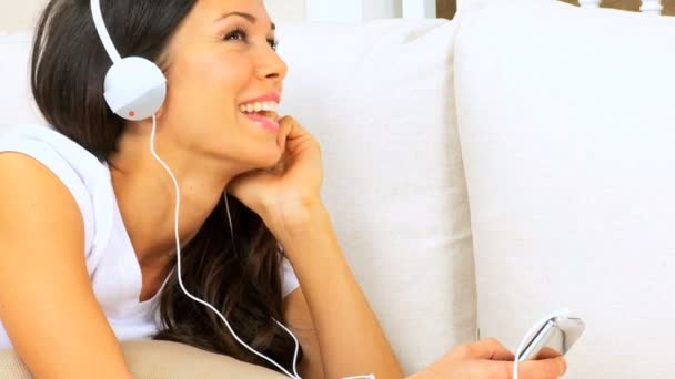若い女性が音楽を聴く — ストック動画