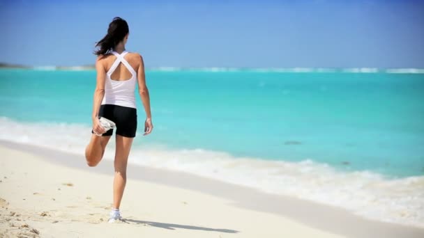 Привлекательные женские упражнения на пляже — стоковое видео