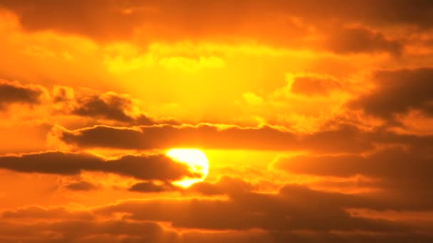 Coucher de soleil doré derrière les nuages — Video