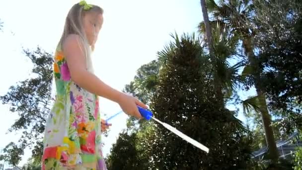 Schattig klein meisje met zeepbellen — Stockvideo