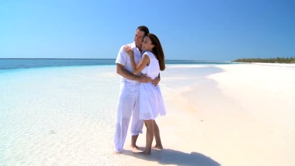 若いカップルの隠れ家の島の休暇 — ストック動画