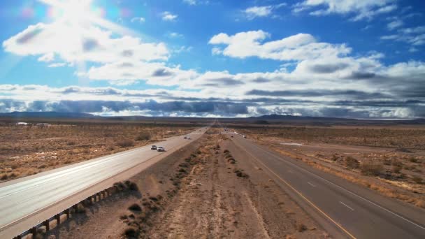 Traffico su un'autostrada del deserto — Video Stock