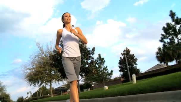 Здоровий кавказька дівчина біг підтюпцем — стокове відео