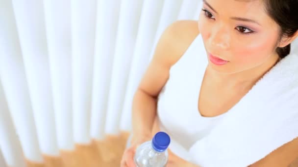 Asyalı kız içme suyu egzersiz sonrası — Stok video