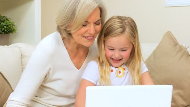 Kärleksfull mormor med barnbarn spelar på laptop — Stockvideo