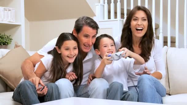 Familia disfrutando de la consola de juegos — Vídeo de stock