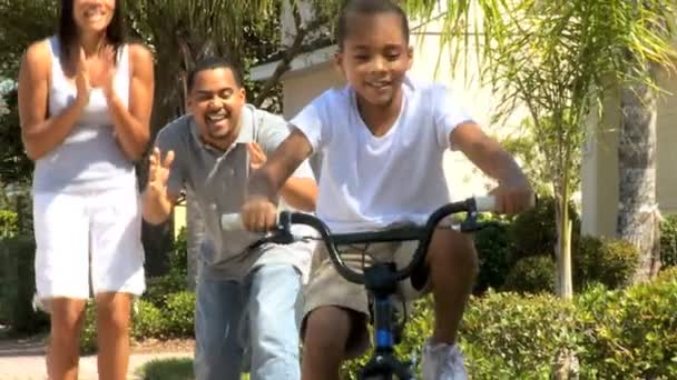 Niño aprendiendo a andar en bicicleta — Vídeo de stock