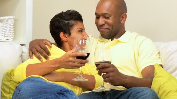 Casal afro-americano com copo de vinho — Vídeo de Stock