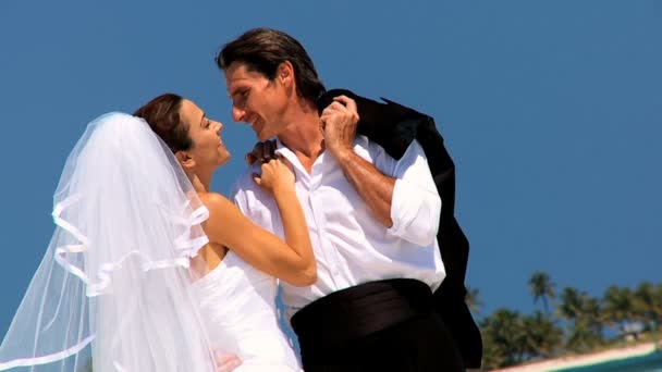 Pareja feliz después de la boda de playa — Vídeos de Stock