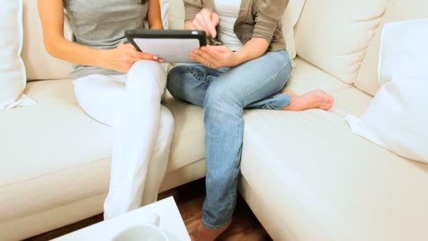 Copines utilisant une tablette sans fil à la maison — Video