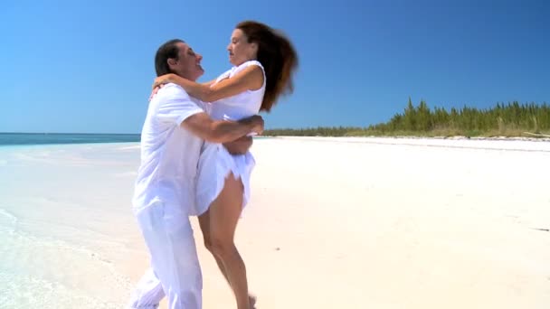 幸福的情侣的热带岛屿海滩上 — 图库视频影像