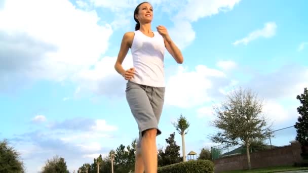 Menina bonita ao ar livre Jogging — Vídeo de Stock