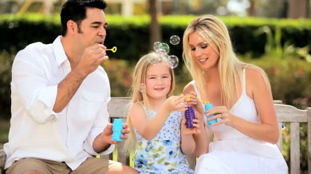 Multietnické rodinnou zábavu s mýdlové bubliny — Stock video