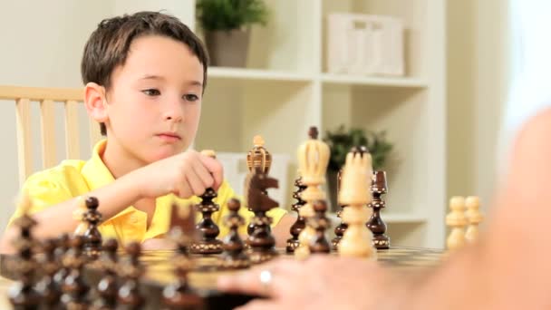 Jeune garçon avec jeu d'échecs — Video