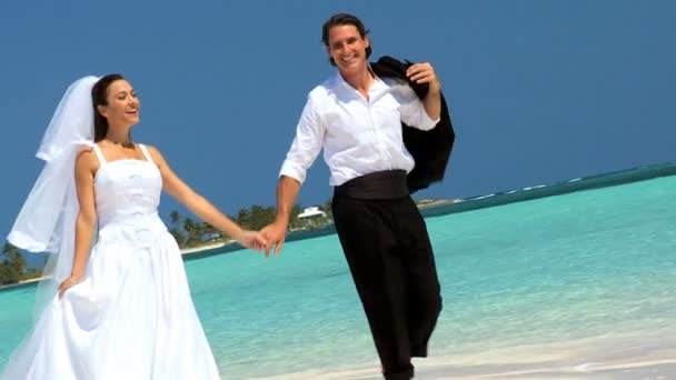 Ξυπόλυτος καυκάσιος ζευγάρι σε ρούχα του γάμου — Αρχείο Βίντεο