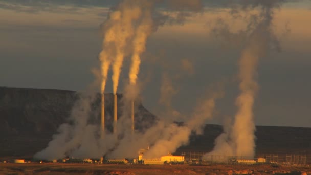 Planta de producción de energía en el desierto — Vídeos de Stock