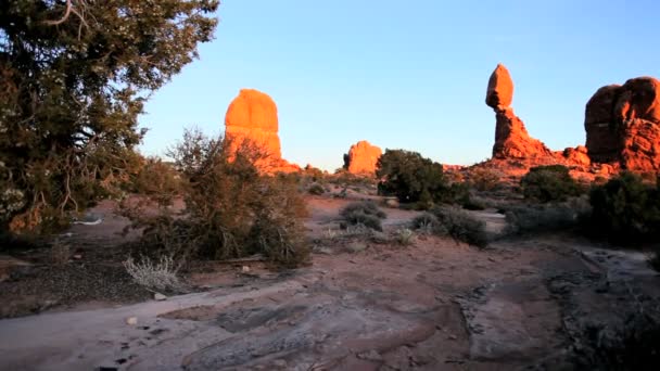 Erosion bildar balanserad röd rock — Stockvideo